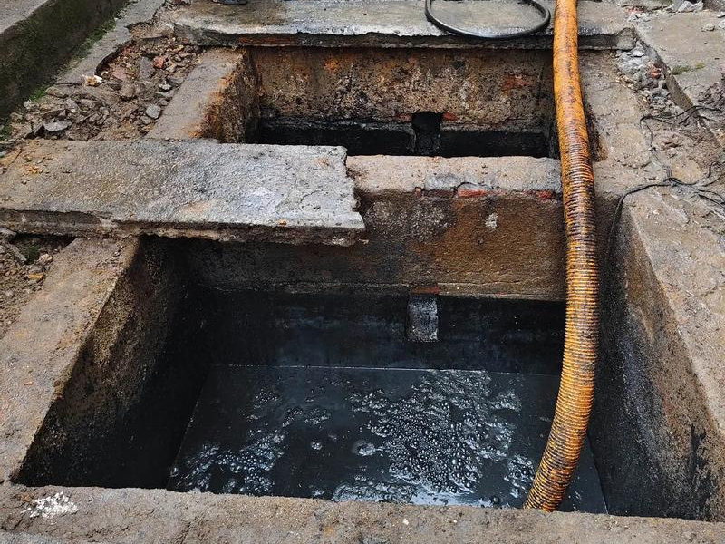 厨房清理化粪池